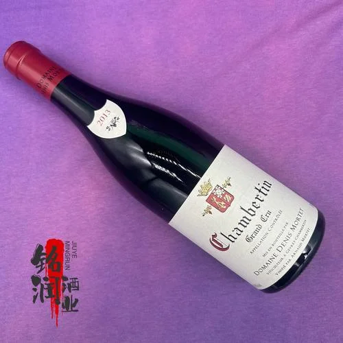 一瓶打开的香贝丹特级园红酒与勃艮第杯特写，背景是葡萄园风光，体现顶级风土与珍贵酒液。_1