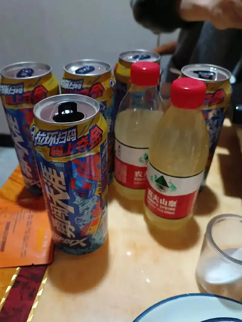 啤酒倒入装有酒米的玻璃罐中进行混合，展示自制钓鱼窝料的制作过程。_1