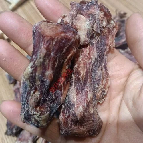 鹿尾巴泡酒制作过程展示：透明酒坛中浸泡着鹿尾巴、枸杞和人参，旁边放置着基酒和量具。_1