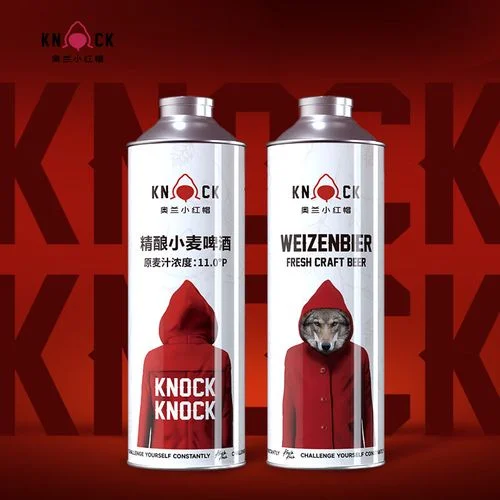 酿酒师检查精酿啤酒糖化过程的麦芽汁，展示不同特种麦芽与啤酒花_1