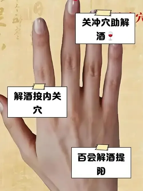 酿酒师在传统作坊中演示白酒除邪仪式_1