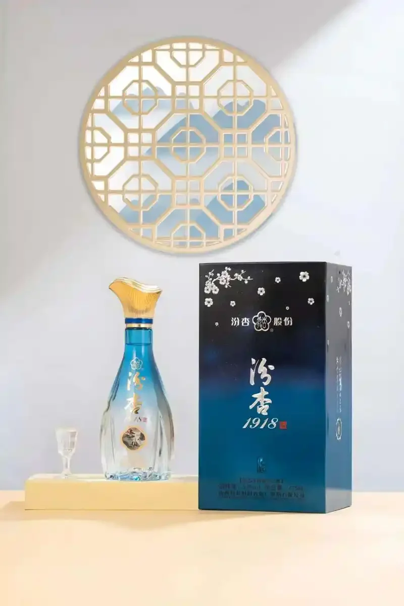 酿酒师在酒窖中仔细检查清香型白酒的保存状态_1