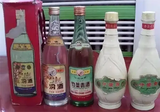 一瓶尘封的酱香型白酒静置于古朴环境中，旁边温湿度计显示理想的藏酒条件。_1