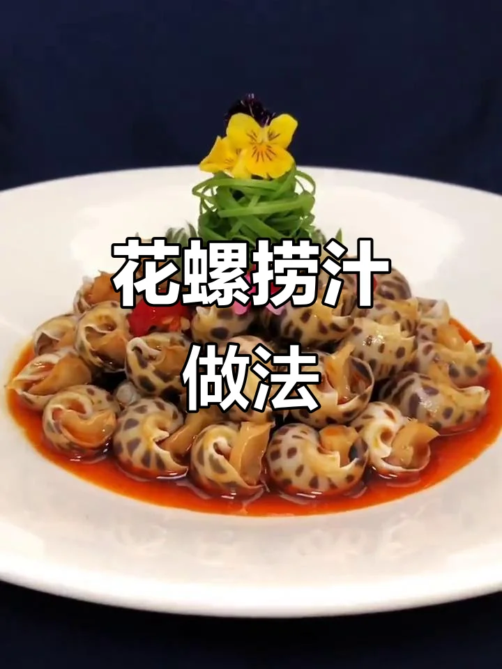 酿酒师正在手工拌曲，展现白酒酿造中粮曲混合的关键步骤_1