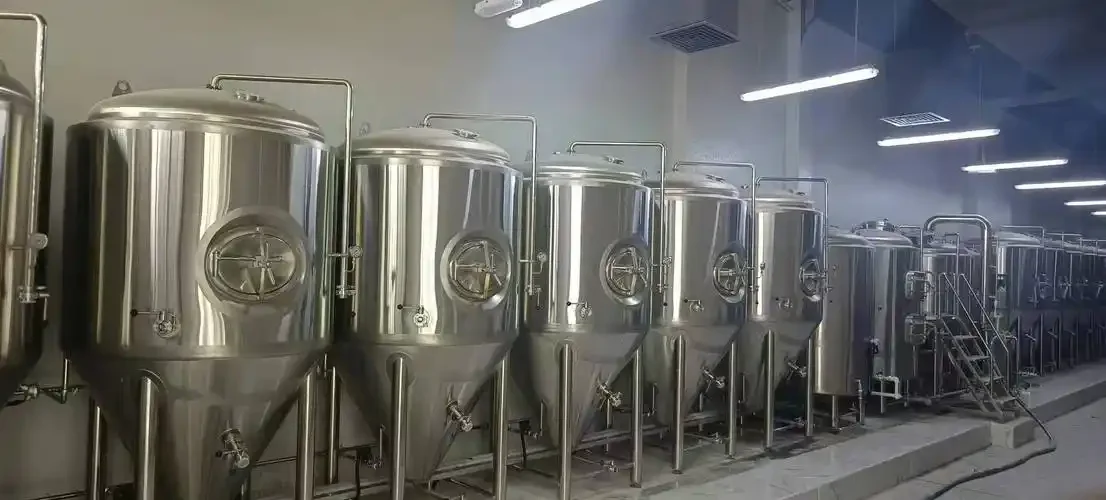 一套完整的小型精酿啤酒设备组合，包括煮沸锅、糖化锅和锥形发酵罐_1