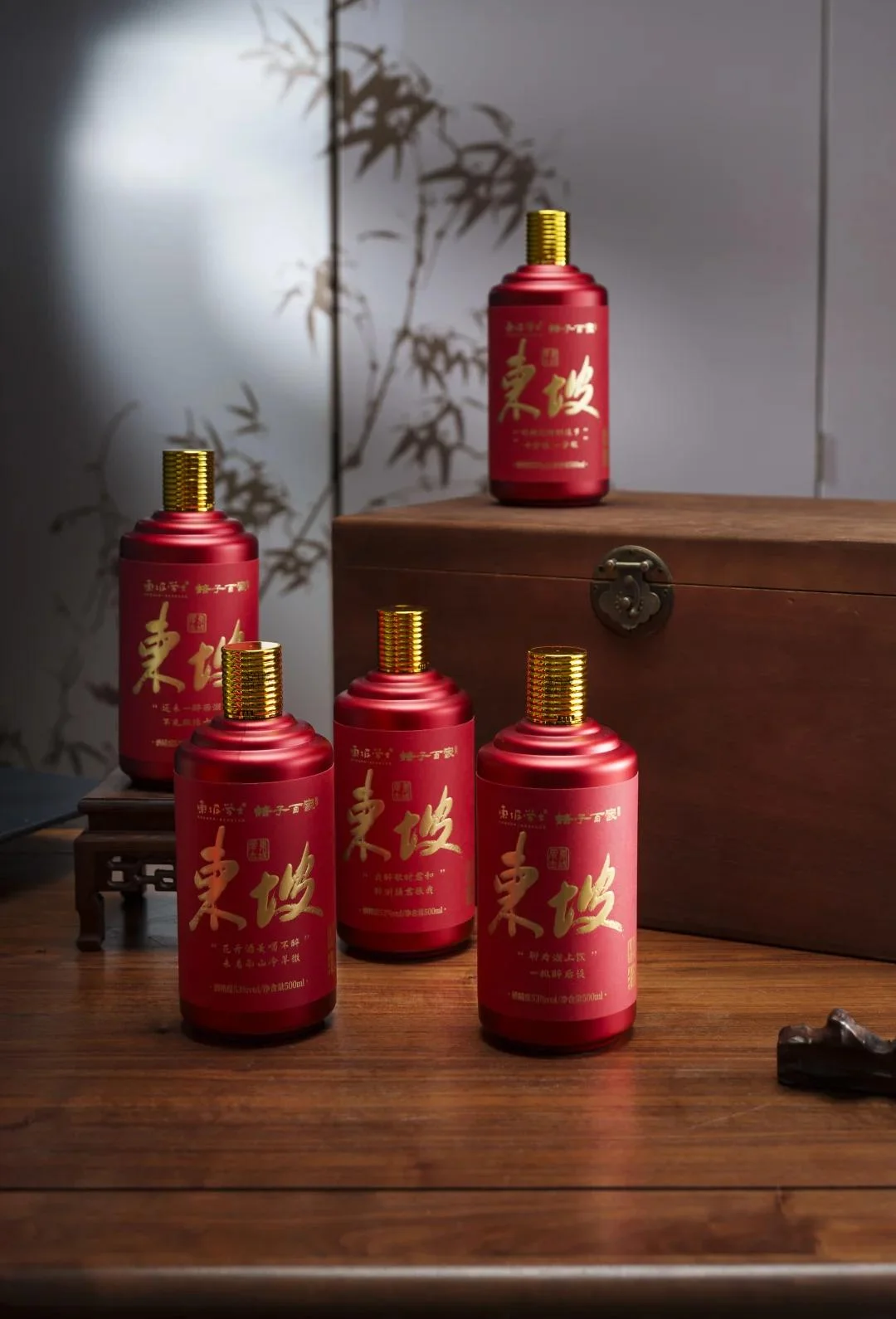 酿酒师正在提取陶坛中红色的白酒酒液进行观察_1