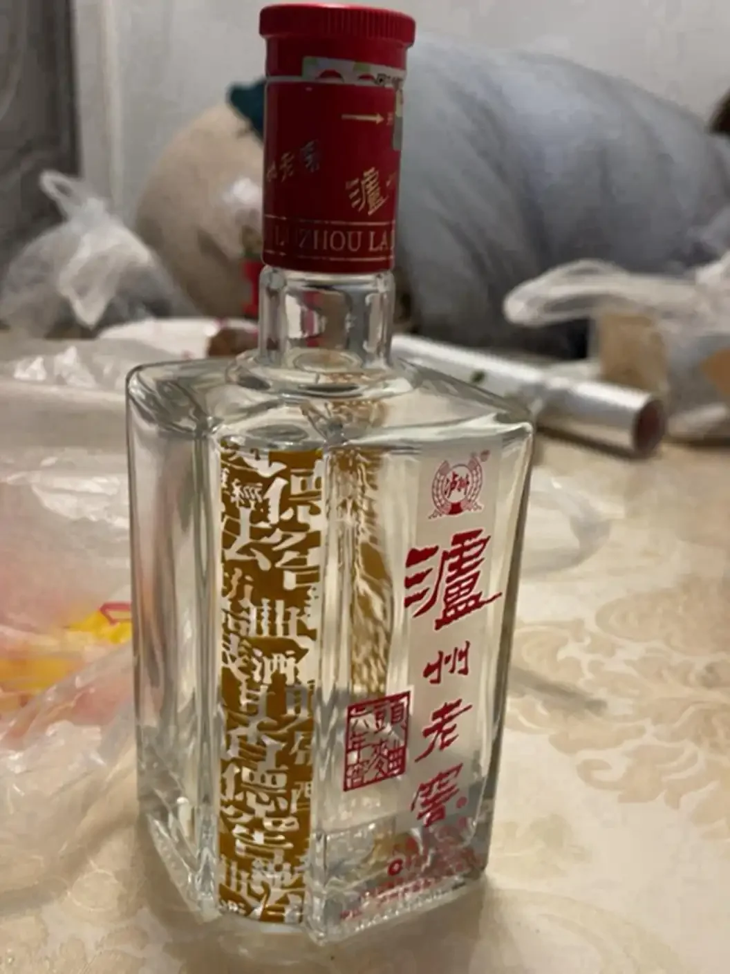 酿酒师在作坊里查看纯粮酒原浆，旁边摆放着酿酒原料_1