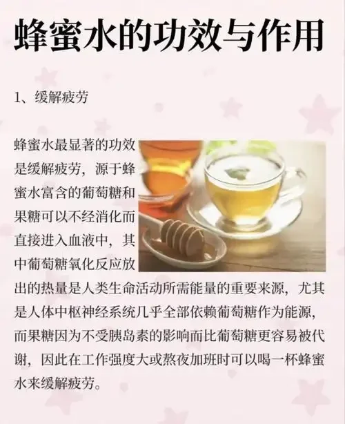 家庭自制蜜泡酒在玻璃罐中的特写，展示蜂蜜与酒液融合的琥珀色光泽_1