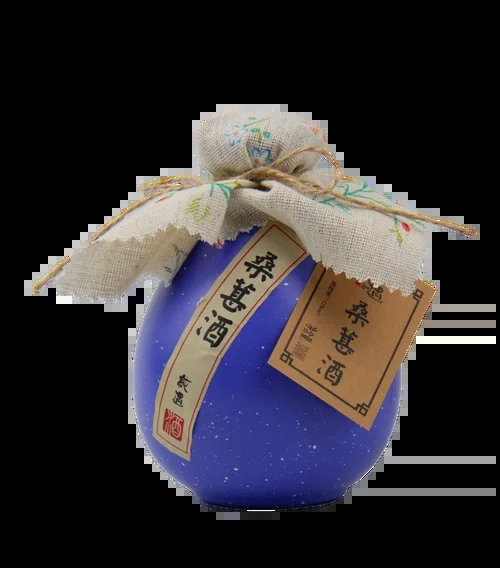 酿酒师正在将新鲜桑葚倒入玻璃发酵罐中准备酿酒_1