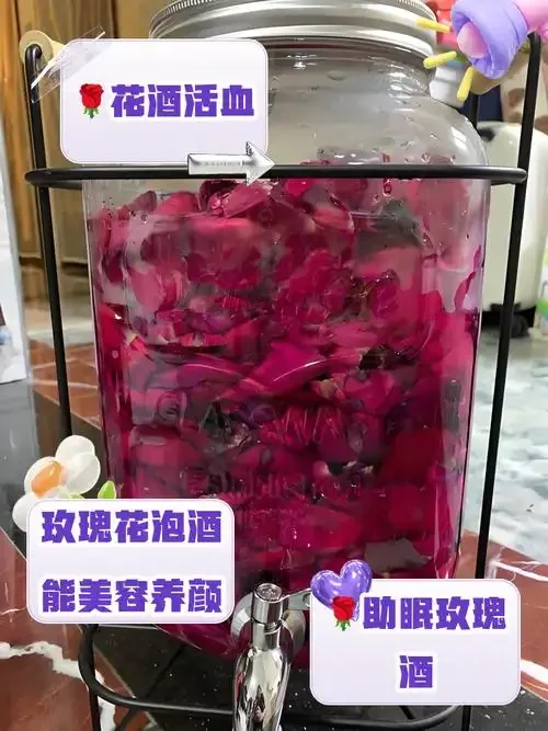透明玻璃罐中浸泡的白玫瑰酒，花瓣清晰可见，酒液清澈，配以新鲜白玫瑰点缀。_1
