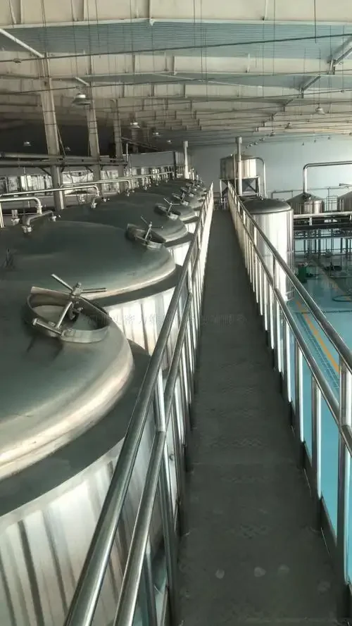 昆明酿酒师在检查不锈钢酿酒设备的冷凝器质量_1