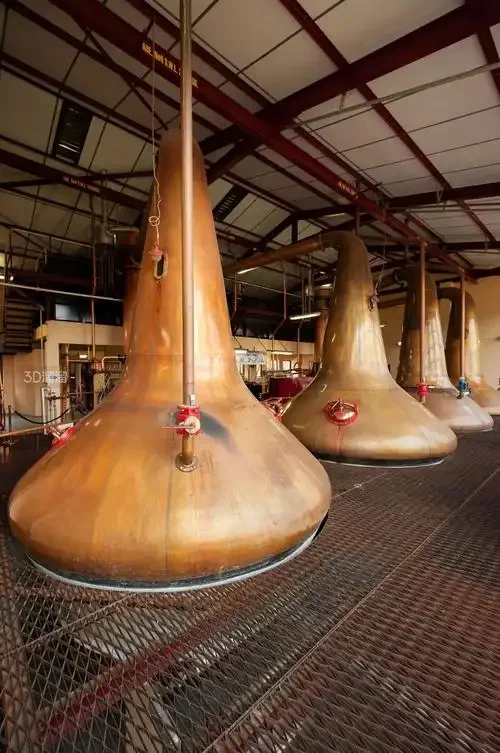 酒厂大型不锈钢蒸馏设备工作状态特写，展示甑桶、导气管和冷凝器部分。_1