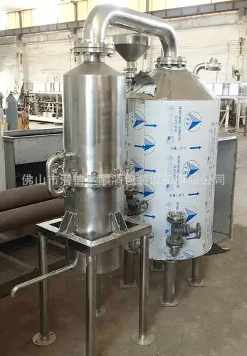 酿酒师正在车间内操作不锈钢全自动酿酒设备，检查设备运行状态。_1