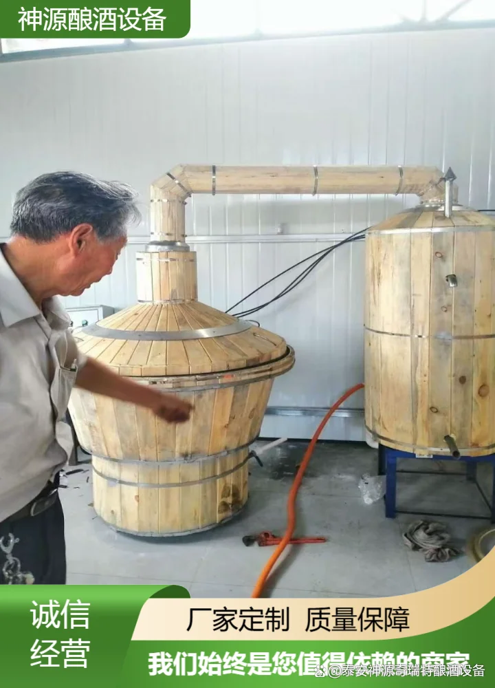 酿酒师在车间内检查大型不锈钢酿酒设备_1