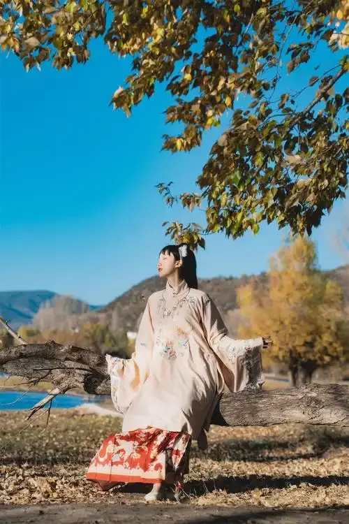 酿酒师用木瓢取山泉水，准备用于山川酿酒工艺_1