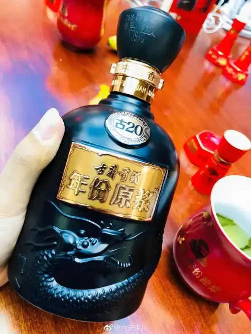 酿酒师在传统车间内仔细观察新蒸出的酒花，背景是储存基酒的陶坛阵列_1