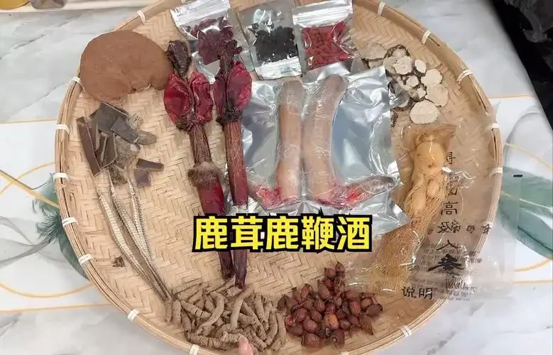 鹿茸与龟板在琥珀色酒液中泡制的效果展示，旁边有枸杞和红参作为配材点缀。_1