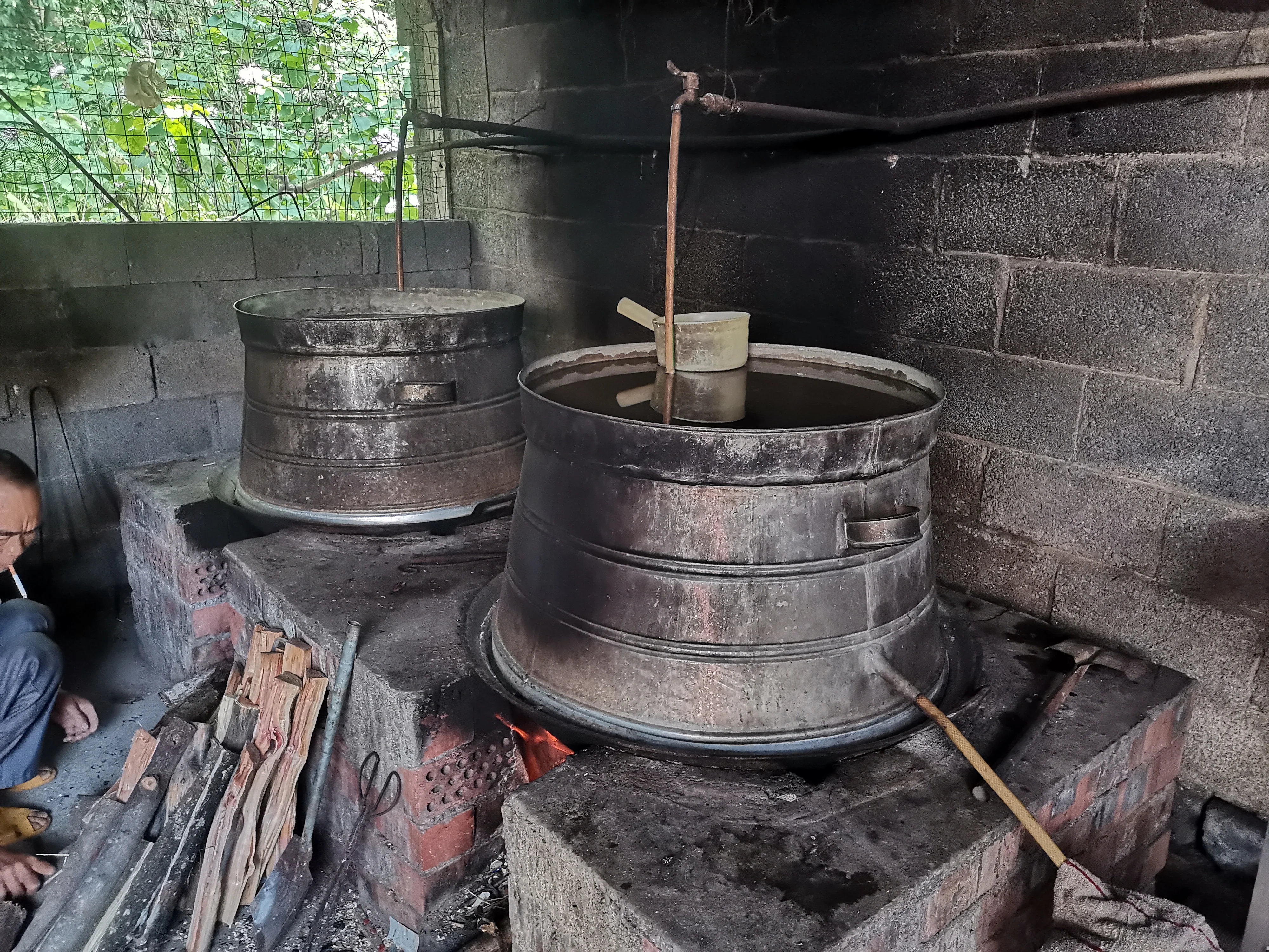 农村家庭合规自酿白酒操作现场：酿酒师正在封存酒坛_1