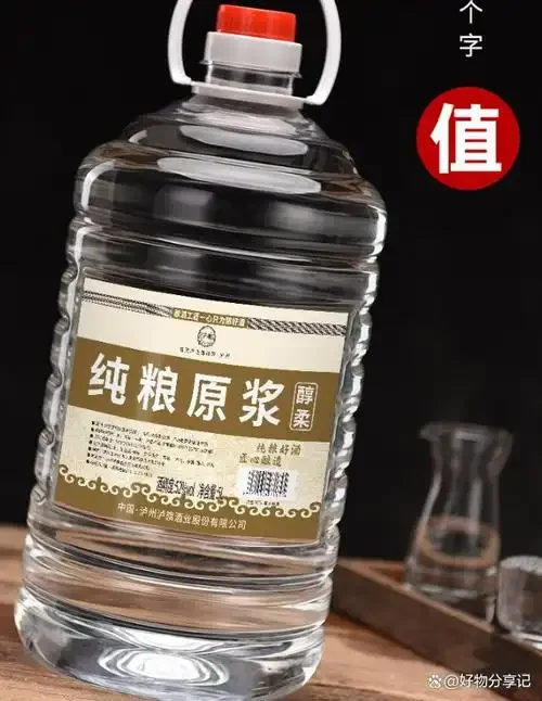 酿酒师手工操作，桌上摆放纯粮食酒和酿酒原料高粱小麦玉米，背景为传统陶缸酒窖_1