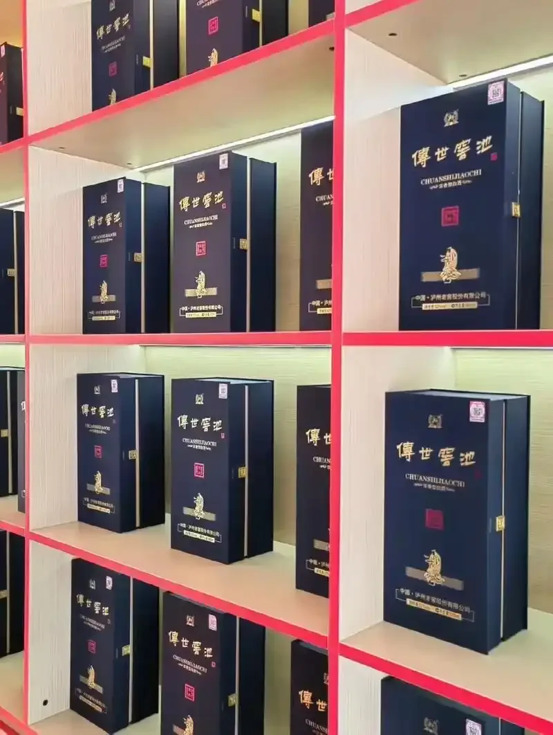 酿酒师手捧珍贵的老窖泥，展示传世窖池的核心秘密_1