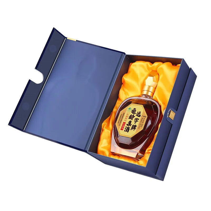 一瓶龟龄集酒与中药材、古籍摆放在一起，体现其传统药酒工艺与文化底蕴_1