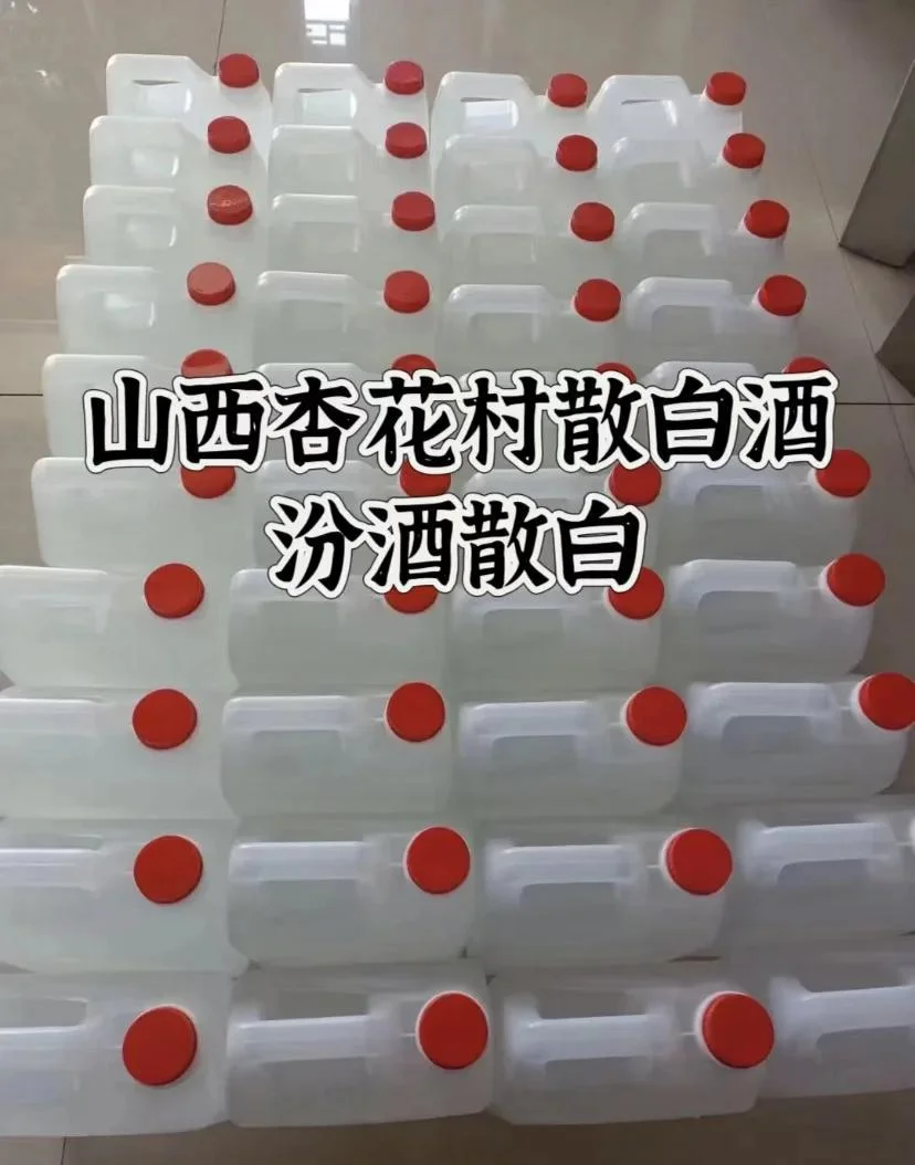 朋友在酿酒坊内对比品鉴瓶装酒与散装酒的温馨场景_1