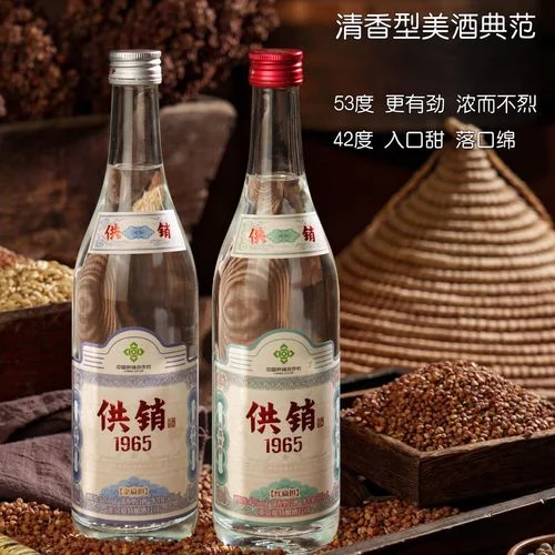纯粮食白酒酿造原料展示：高粱、大米、小麦、玉米等谷物与成品白酒瓶_1