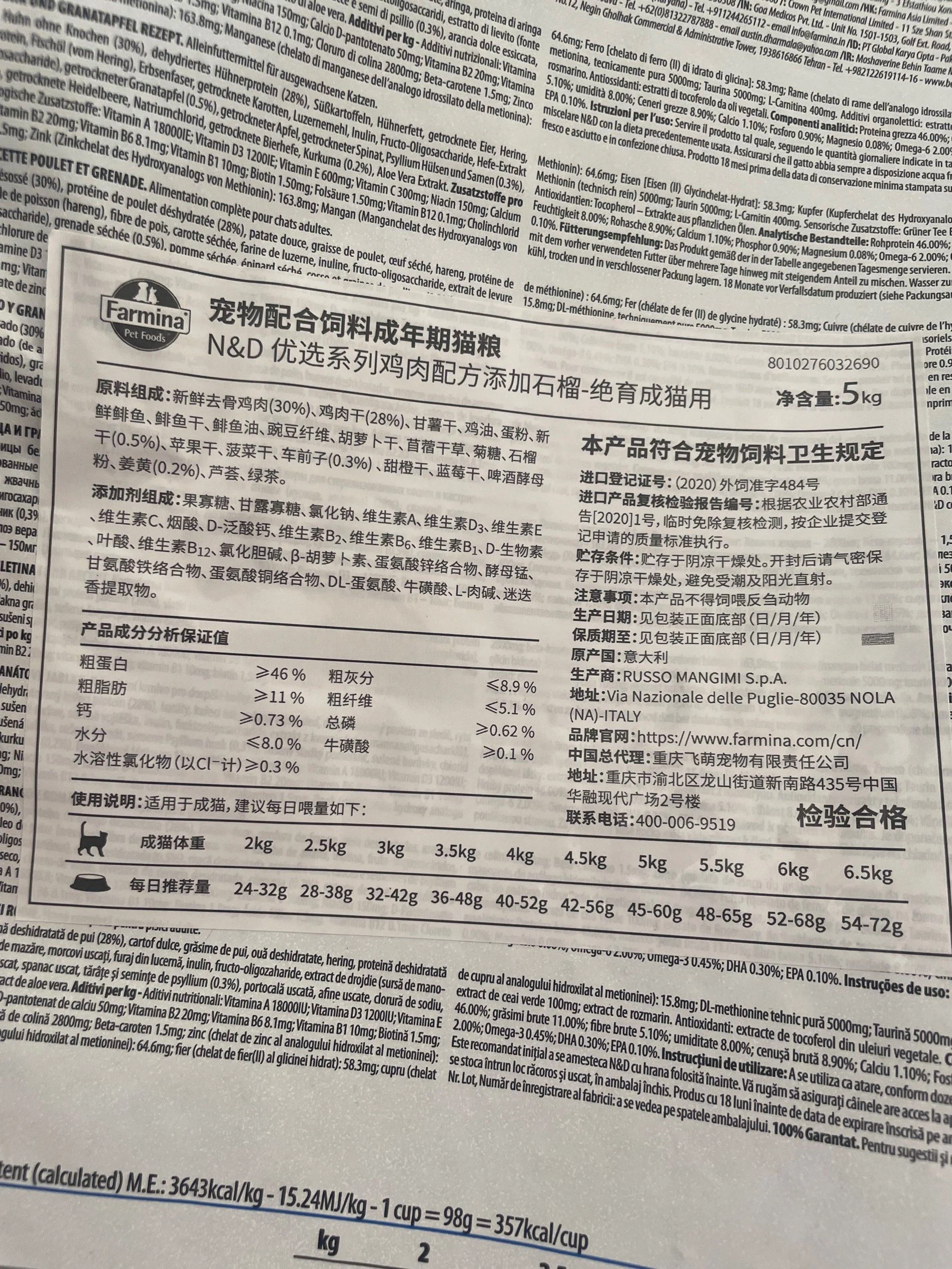 一杯制作完成的宝石红色石榴鸡尾酒特写，旁边摆放着石榴、榨汁器和调酒工具，展示家庭调酒的完整场景。_1
