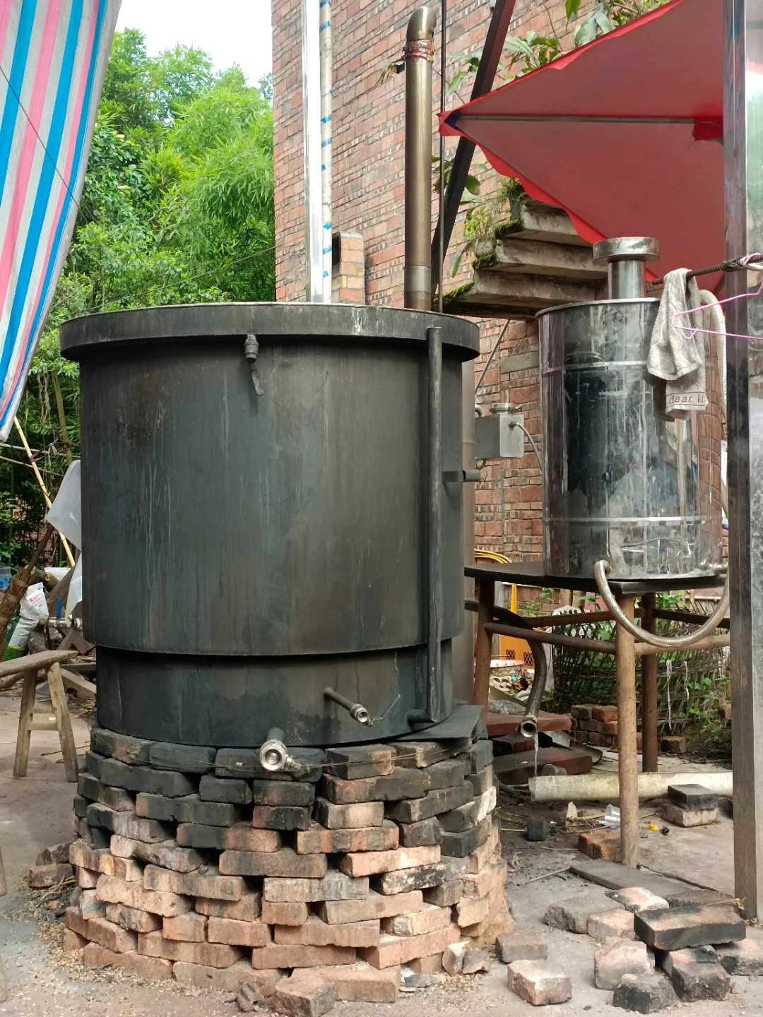 贵州传统酒坊使用的酿酒锅炉，炉火旺盛，蒸汽升腾，展现真实的生产场景。_1