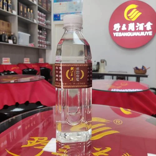 高粱酒与玉米酒对比品鉴图，展示两种酒液的颜色差异，背景为酿酒原料高粱和玉米。_1