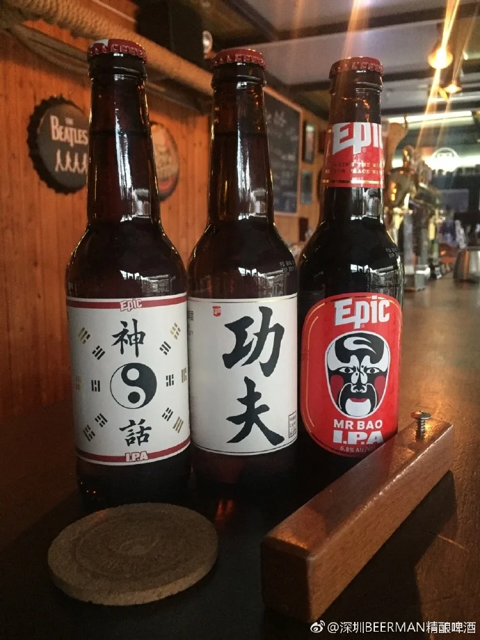 三瓶不同风格的精酿啤酒并排陈列在木桌上，展示精酿啤酒的多样性。_1