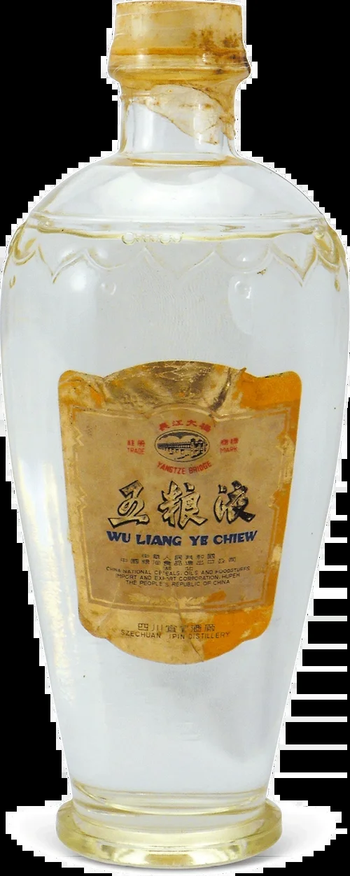 酿酒师在酒窖中查看陈年老酒，一排排陶坛在灯光下显得宁静而富有岁月感_1