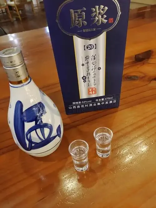 清香型白酒地缸发酵中的酒醅特写，展示疏松、干净的物料状态_1