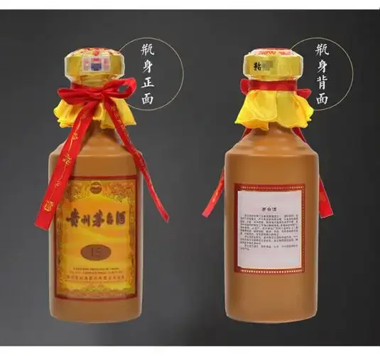 正在酒窖中封存陈年的酱香酒陶坛,展现传统酿造工艺与时间的结合_1