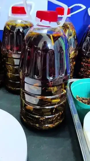 青鱼药酒配方制作工作台，展示中药材在玻璃罐中浸泡的过程_1
