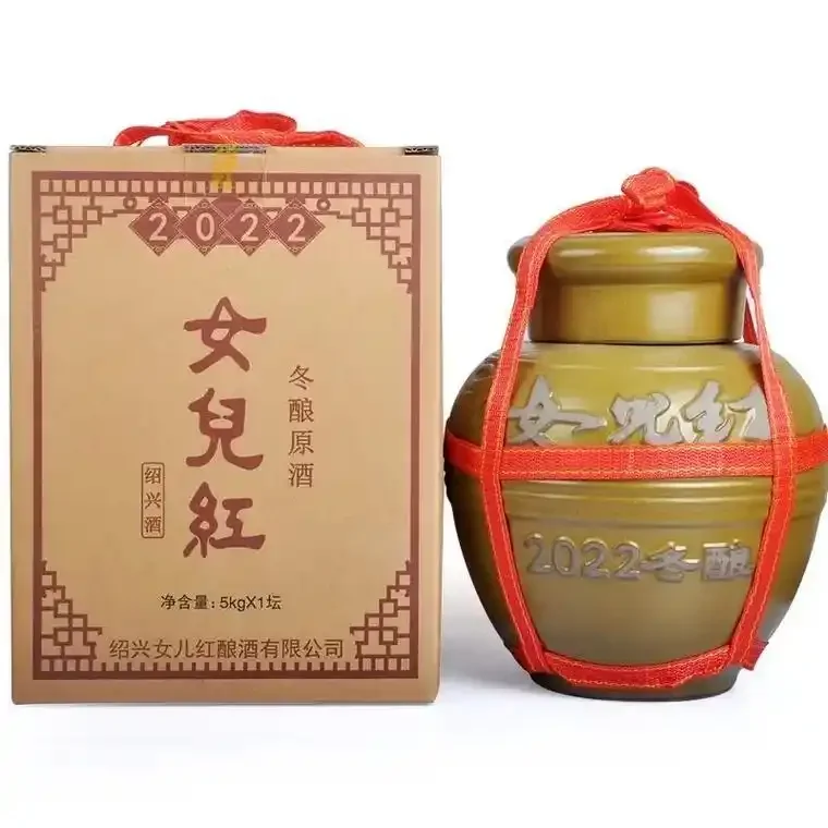 父母在家中用红色绸布精心包裹一坛‘女儿红’女儿出嫁藏酒的温馨场景，体现了嫁妆的仪式感与情感传承。_1