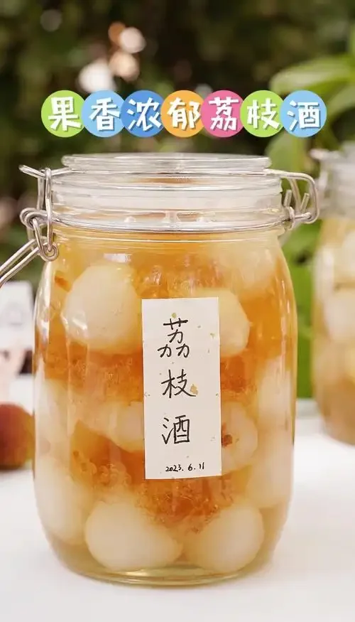 几种不同颜色的家庭自制果酒，装在透明玻璃瓶中，旁边摆放着新鲜水果，展示安全卫生的酿造成果。_1