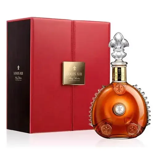 一瓶路易十三干邑白兰地和品鉴杯在柔和光线下，呈现顶级酒款的奢华与历史感_1