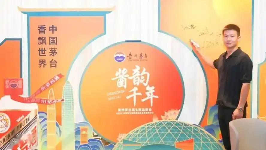 酱酒品鉴会桌面布置示例：郁金香杯、不同色泽的酱酒、花生米和闻香碟_1