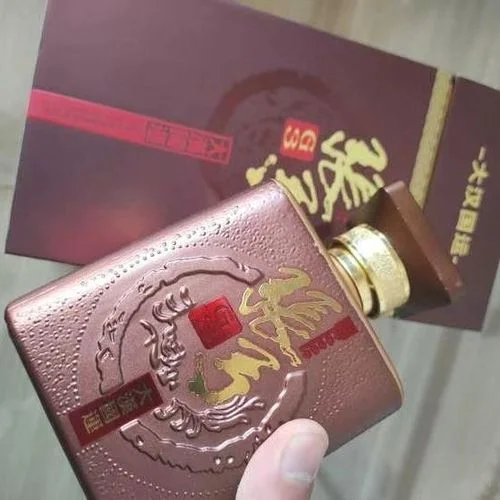 张弓酒瓶身与配料表特写，展示其原料为水、高粱、小麦等纯粮食成分_1