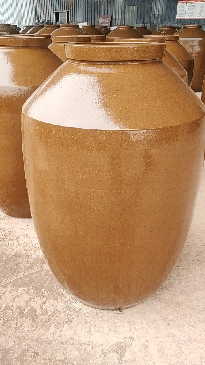 酿酒师正在仔细检查陶瓷酒坛光滑的内釉和圆润的口沿细节_1