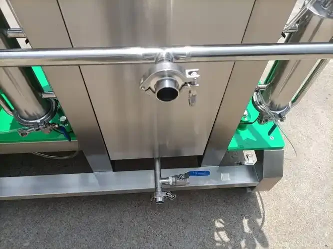 酿酒师正在使用不锈钢啤酒桶灌装机向Keg桶中灌装啤酒_1