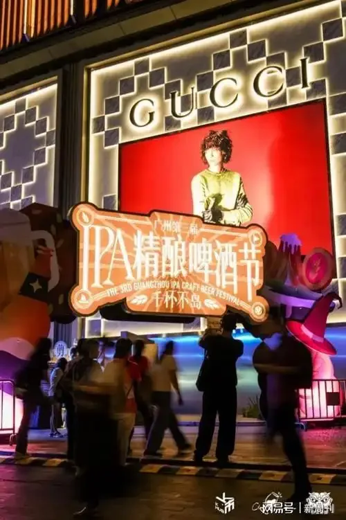 广州精酿啤酒节现场，人们在精酿啤酒摊位前品鉴交流的欢乐场景_1