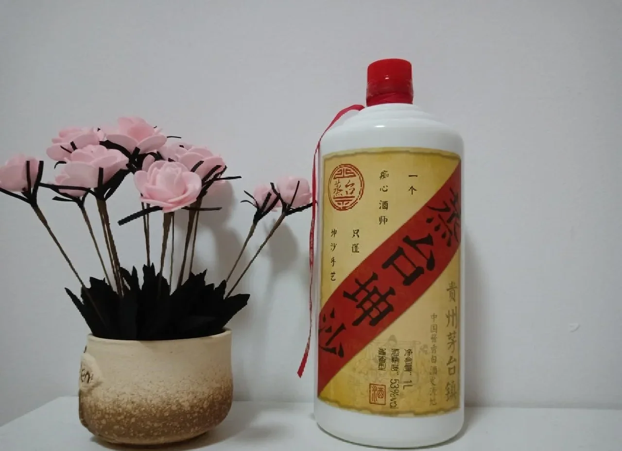 朴素蒸台酒与品牌蒸台酒及原料对比图，展示价格差异背后的本质。_1