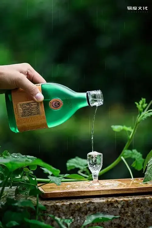 微距拍摄的酒杯特写，展现白酒在侧光下的通透质感与光泽_1