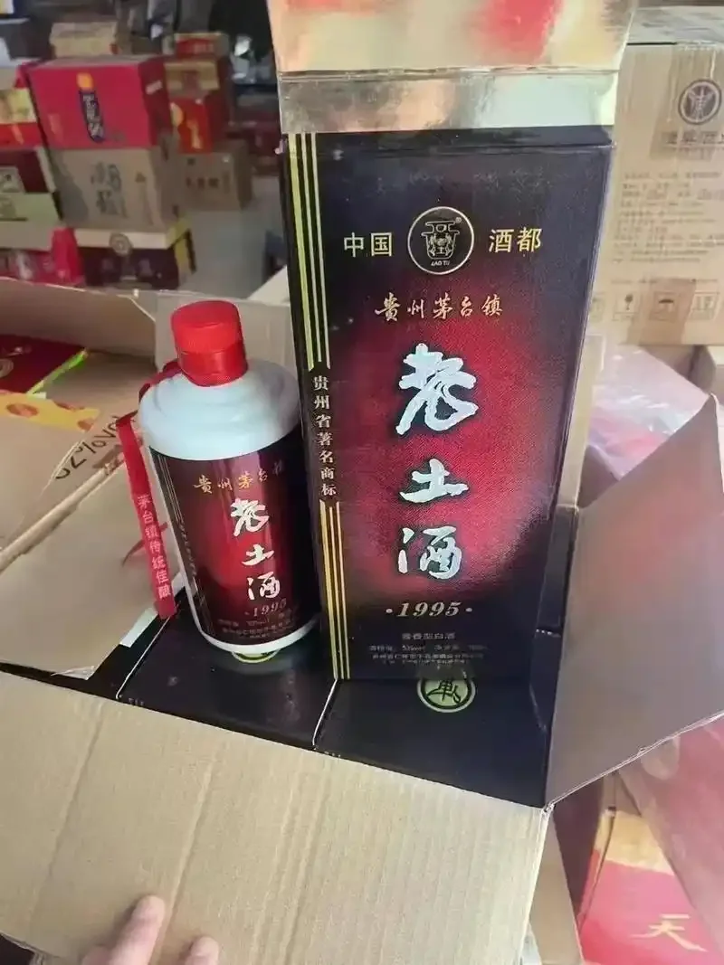 一个用红布封口的褐色陶瓷酒坛特写，旁边有几粒高粱，象征着酱香酒的陈酿与储藏。_1