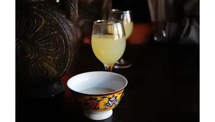 天藏地酒42度核心酿造环节：透明发酵罐中的酒醅正在发酵，背景有酿酒原料与工具_1