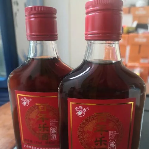 养生药酒泡制示意图：透明玻璃罐中浸泡着人参、枸杞等药材，旁边摆放着未使用的药材和传统酿酒工具。_1