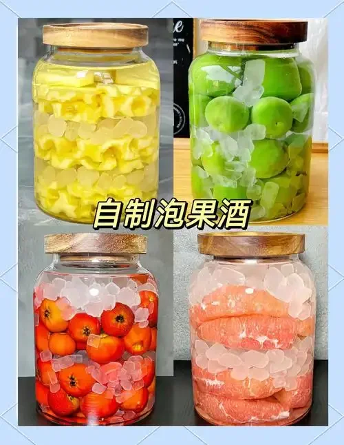 果酒制作过程实拍：木桌上摆放着新鲜水果、玻璃罐和工具，正在向罐中放入水果和糖，背景是正在发酵的果酒，氛围温馨专业。_1