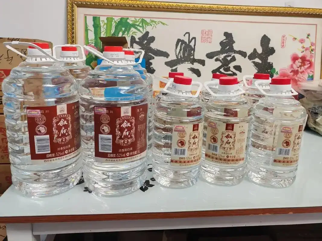 四川传统酒铺里，粗陶碗中盛放的本地散酒特写_1